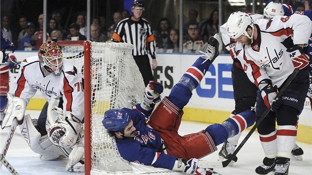 V SÍTI. Brian Boyle z New York Rangers se ocitl v brance Bradena Holtbyho z