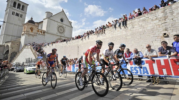 STAROBYLOU ITÁLIÍ. Cyklisté desátou etapu Gira konili v ulikách msta Assisi. 