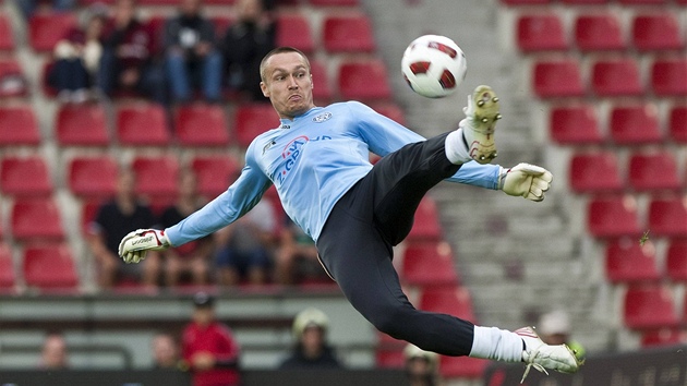 Branká Miroslav Filipko vyráí nohou teovaný mí smující do jeho sít