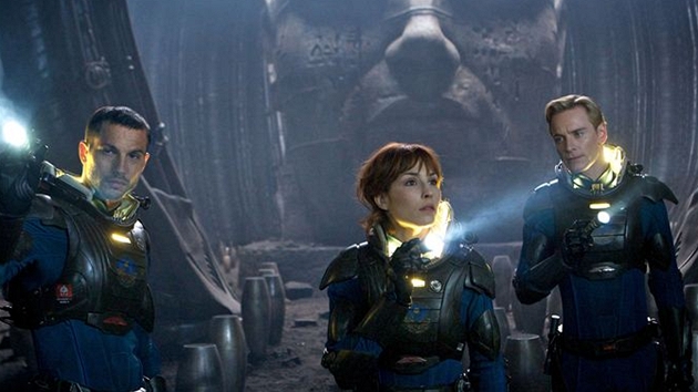 Z filmu Prometheus, Noomi Rapaceov jako vdkyn Elisabeth Shawov, Michael Fassbender v roli Davida a Logan Marshall-Green v loze badatele Charlieho Hollowaye