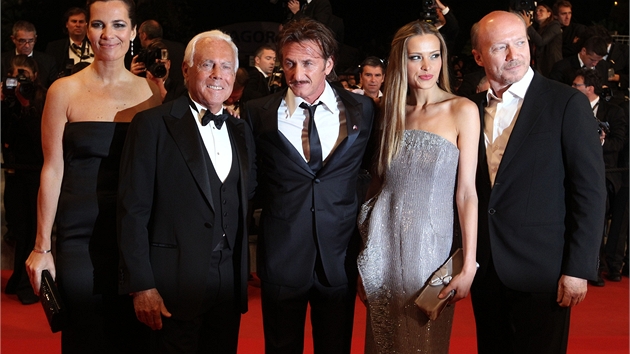 Roberta Armani, Giorgio Armani, Sean Penn, Petra Nmcová a Paul Haggis v Cannes