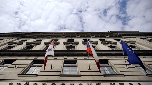 V sídle středočeského hejtmanství hledá policie důkazy. V sídle středočeského hejtmanství hledá policie důkazy.