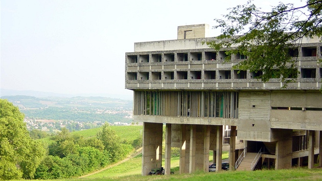 Le Corbusier si mohl vybrat, kam stavbu umístí.