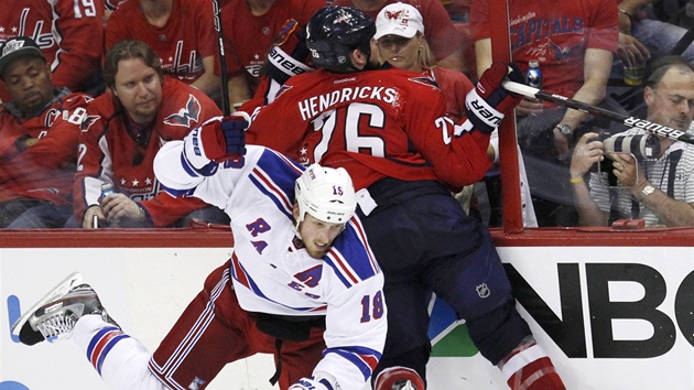 Sráka u mantinelu v podání Marca Staala (vlevo) z New York Rangers a Matta