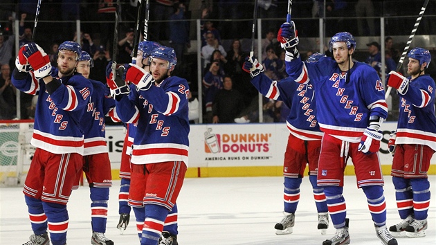 Hokejisté New York Rangers se radují z výhry nad New Jersey.