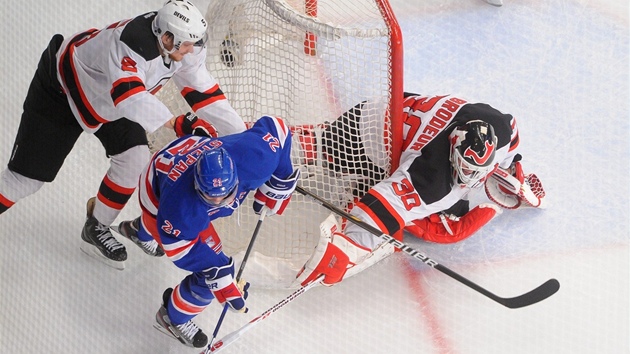 Marek idlický z New Jersey (vlevo) brání Dereka Stepana z New York rangers,