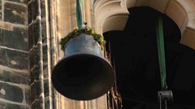 Do zvonice Svatovítské katedrály se vrátily ti zvony, o které chrám piel za první svtové války. Nesou jména svatý Dominik, Marie a Jeí (na snímku).