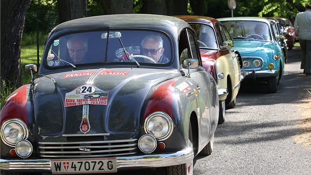 Závod historických tatrovek odstartoval v pátek z parku u zámku Zbiroh.