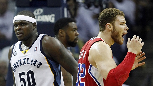 COE??? Blake Griffin (vpravo) z LA Clippers se diví, Zach Randolph z Memphisu