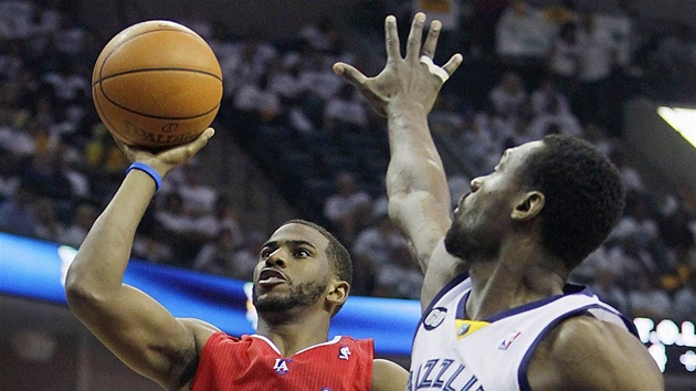 Chris Paul (vlevo) z LA Clippers stílí pes obranu Tonyho Allena z Memphisu.