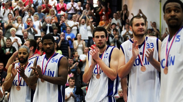 Kolíntí basketbalisté s bronzovými ligovými medailemi.