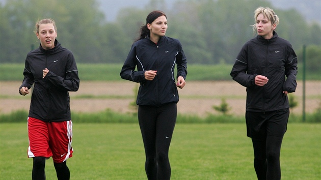 NOVÁEK A DV NAVRÁTILKYN. Lenka Bartáková (vlevo) je mezi reprezentantkami