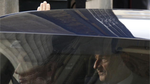 Nicolas Sarkozy mv pznivcm a definitivn opout Elysejsk palc. (15. kvtna 2012)