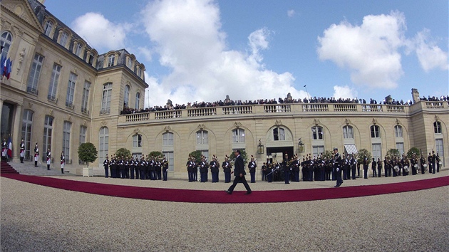 U jen pr metr. Franois Hollande vstupuje do Elysejskho palce (15. kvtna 2012)