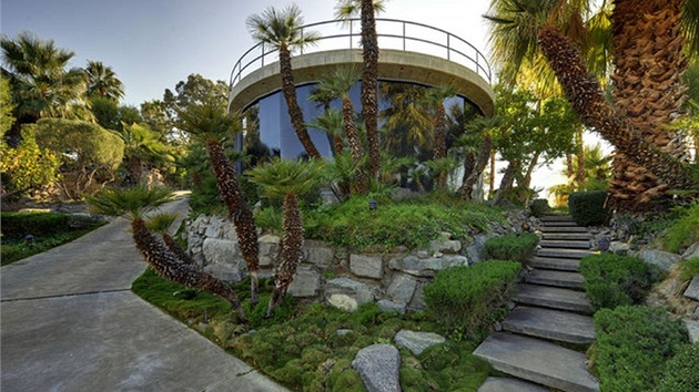 Luxusní vila stojí na kopci v poutním mst Palm Springs v Kalifornii nedaleko