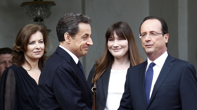 Odcházející francouzský prezident Nicolas Sarkozy a jeho nástupce Francois...