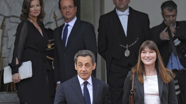 Bývalý francouzský prezident Nicolas Sarkozy a jeho manelka Carla. V pozadí...
