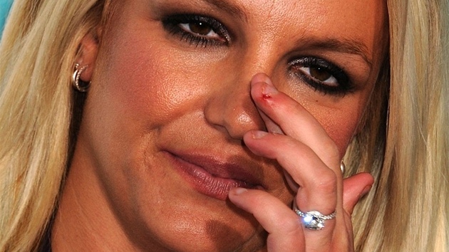 Britney Spears a její zniené nehty