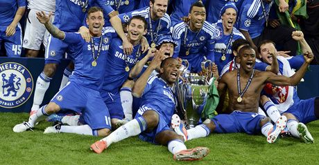 AMPION LIGY MISTR. Takto slavili fotbalisté Chelsea v kvtnu historický triumf. Ve finále porazili Bayern Mnichov na jeho stadionu.