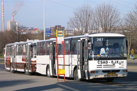 Linka 387 jezdí z praských Háj do zastávky Horní Kruty, Újezdec. Stejný