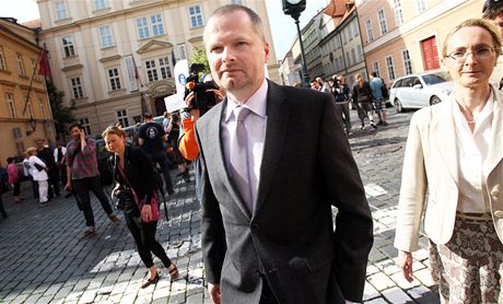 Ministr Petr Fiala prochází mezi protestujícími odborái u ministerstva