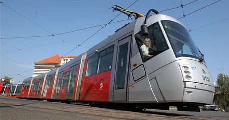 idika tramvaje zahlédla skákající enu