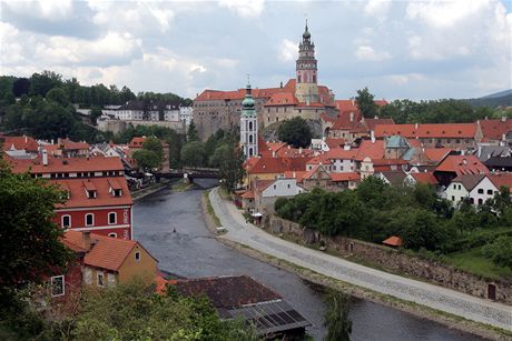 Po úpravách koryta zmnila Vltava v eském Krumlov význam svou podobu. Na snímku je pohled na msto od divadla.