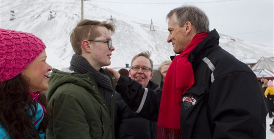 Viljar Hanssen (druhý zleva) a norský ministr zahraniních vcí Jonas Gahr