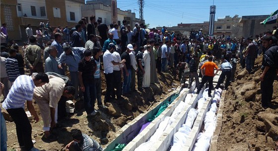Obyvatelé msta Húlá pohbívají své mrtvé (27. kvtna 2012)