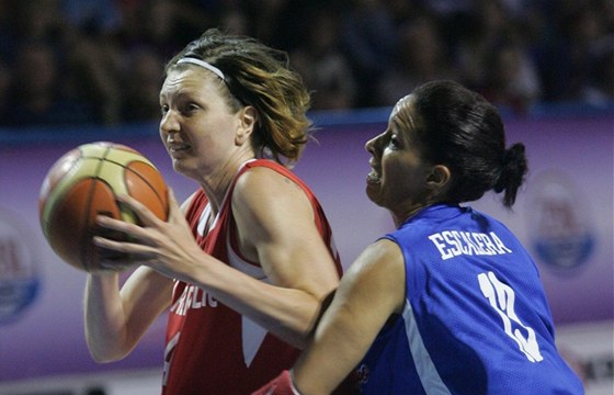 eská basketbalistka   Tereza Pecková (v erveném) se snaí prosadit pes