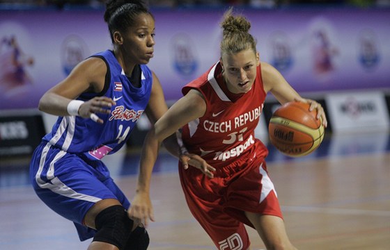 Útoí eská basketbalistka  Lenka Bartáková (v erveném), zastavit se ji snaí