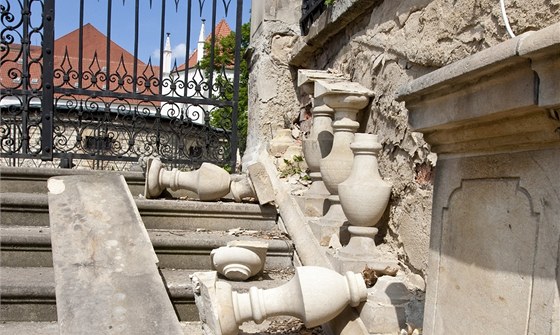 Vandalové vykopali nkolik vnitních sloupk pískovcového zábradlí a na