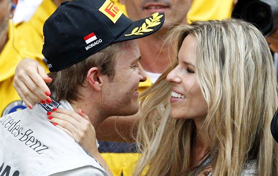 SLADKÁ ODMNA V CÍLI. Nika Rosberga líbá pítelkyn a modelka Vivian Siboldová.