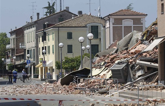 Trosky zícených budov po zemtesení ve mst Cavezzo poblí Modeny na severu...