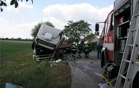 Nehoda tahae Volvo, kamionu LIAZ a Fordu Focus, jeden idi zemel, druhý je