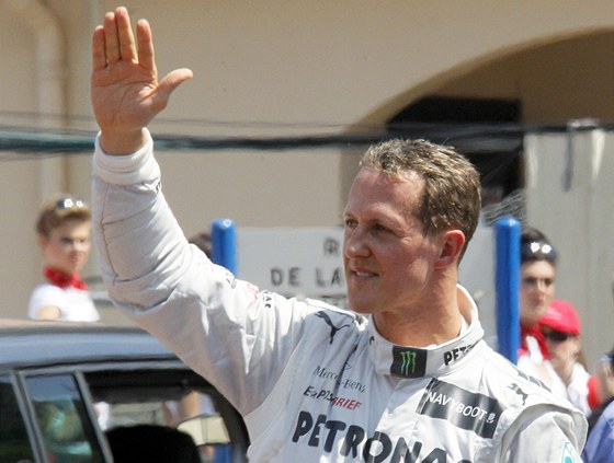 Michael Schumacher zdraví diváky poté, co ovládl kvalifikaci na Velkou cenu