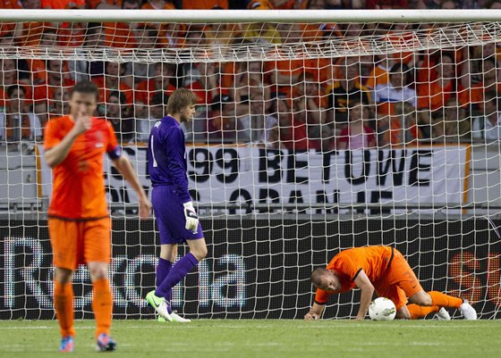 ZKLAMÁNÍ. Nizozemtí fotbalisté Mark van Bommel, branká Tim Krul a John