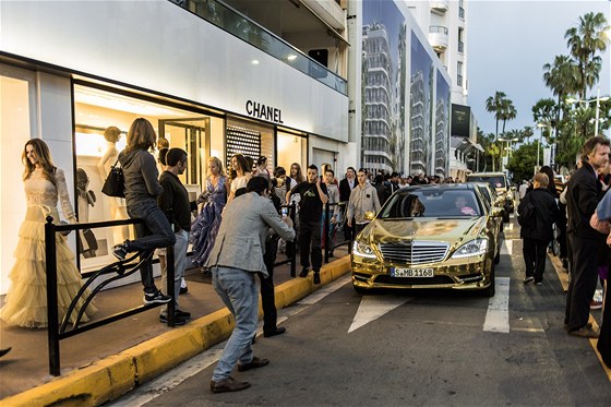 Vraznj auto, ne zlat mercedes, u asi pro vjezdy po Cannes neseenete...