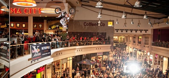 Takovéhle triky FMX jezdci u dávno nedlají jen na stadionech.