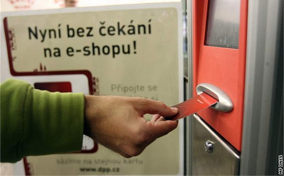 Validátory v metru budou nov slouit také k prodlouení platnosti Opencard.