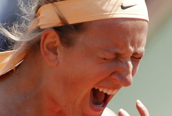 TRÁPENÍ. Viktoria Azarenková se v prvním kole Roland Garros poádn natrápila