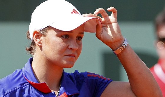 VYMNILA SPORT. Ashleigh Bartyová jet ped rokem hrála tenis na grandslamu, nyní u z ní je kriketistka.