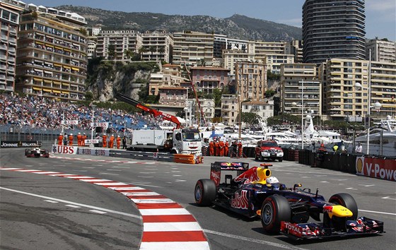 Sebastian Vettel v ele startovního pole v Monaku