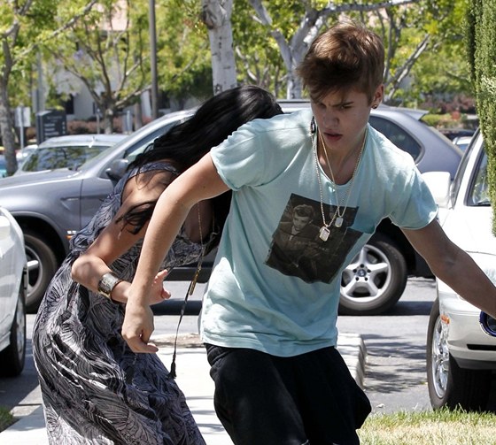 Rozzueného Biebera se snaila krotit jeho pítelkyn Selena Gomezová.