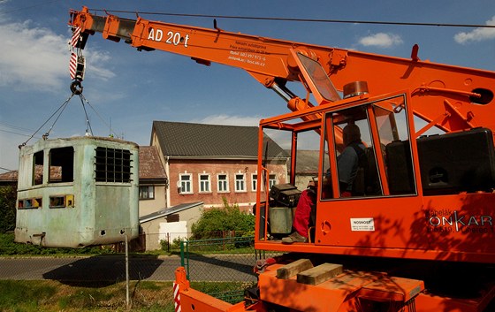 Sthování pvodní kabiny lanovky na Jetd ze zahrady jednoho domu v Liberci