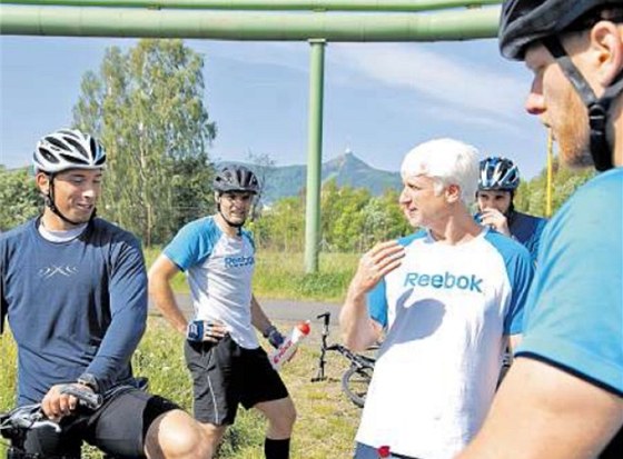 PORADA. Trenér Marian Jelínek s libereckými hokejisty v pestávce uprosted