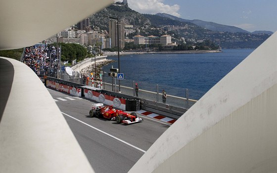 V ZÁLIVU. Fernando Alonso z týmu Ferrari pi tréninku na Velku Monaka.