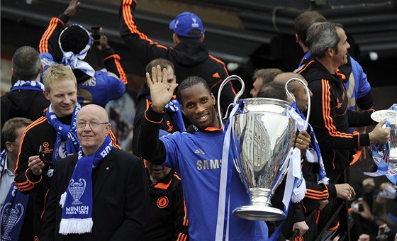NA SHLEDANOU Didier Drogba po triumfu v Lize mistr oznámil, e z Chelsea odchází.