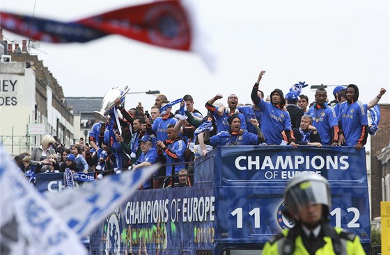 OSLAVA VÍTZSTVÍ. Fotbalisté Chelsea se v ulicích Londýna radují z triumfu v