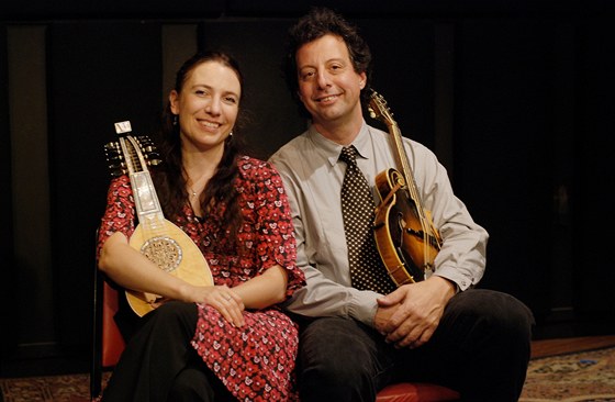 Hrái na mandolínu Mike Marshall (USA) a Caterina Lichtenberg (SRN). 